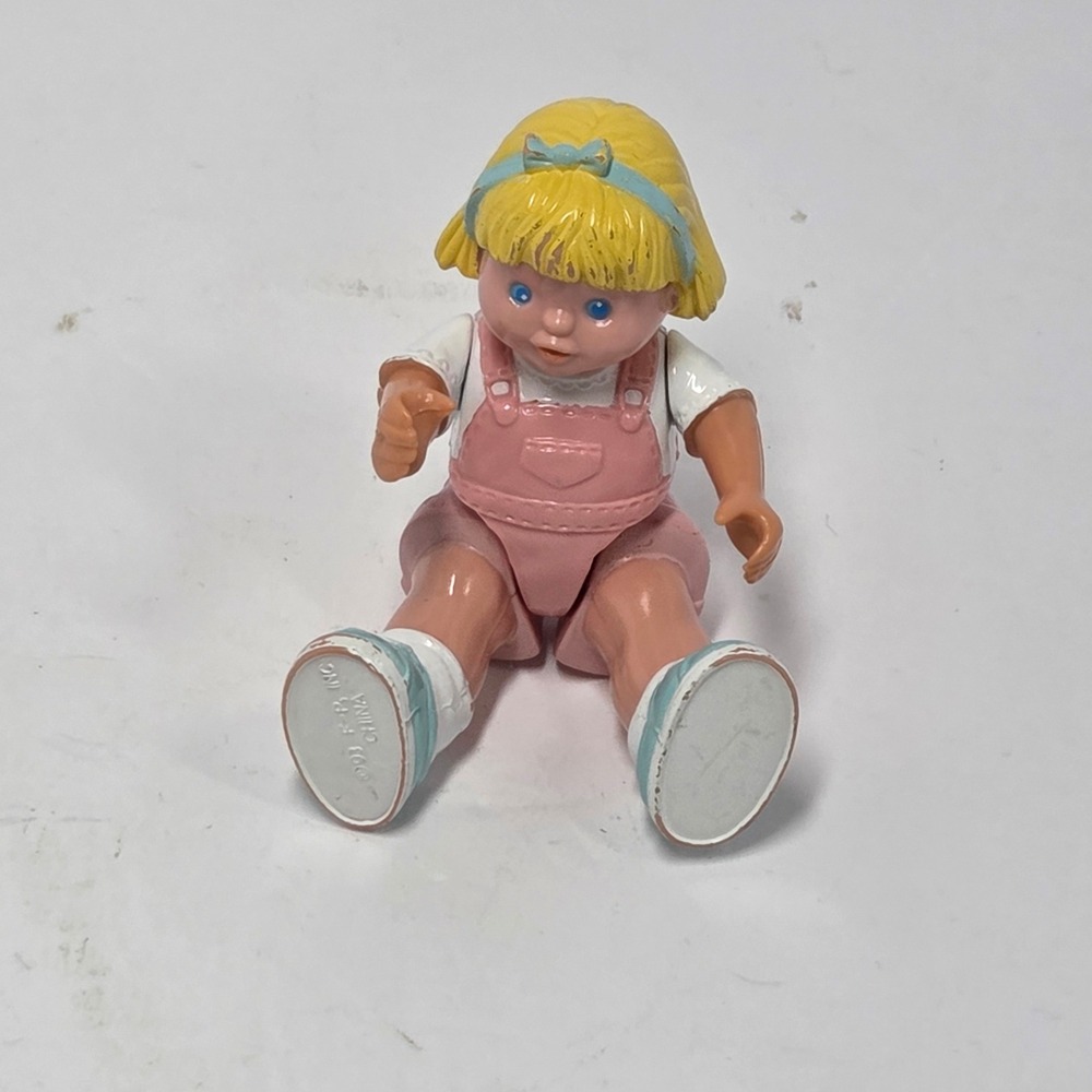 Vintage 1993 Fisher-Price Loving Family Dollhouse Girl Figure Pink Overalls 90s - Picture 8 of 8